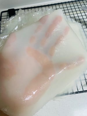 正常操作下，蒸好的凉皮是透明有弹性的，这次我做出了1千克的量，成就感拉满～