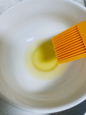 刷油工具：小碗装熟食用油，配个刷子，给蒸凉皮的容器及蒸好的凉皮刷油用。