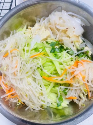 组装开吃：凉皮切条，加入面筋、配菜，浇上料汁，拌匀开吃，满满的成就感，比外面买的还香 ！
