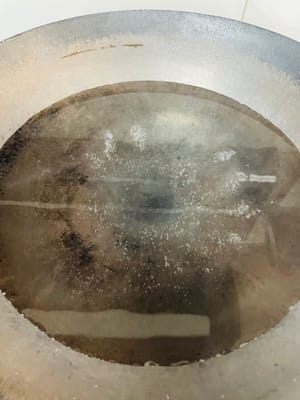锅里烧足量开水（注意，是直接约放水上蒸，这样才平），把蒸具放开水锅里，先蒸 5 秒底部定下型，端出来再轻轻晃一下，让没摊匀的淀粉水流动铺满，再放回锅里蒸 约2 分钟，看到凉皮鼓大泡，就可以关火啦。