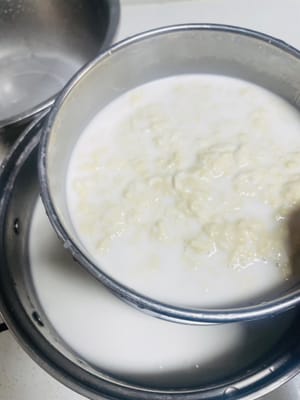 接着开始洗面，像洗衣服那样反复揉搓面团，每次搓到水变浑浊，就把洗面水过滤到大盘里（这水超重要，是做凉皮的关键 ）。多换几次水，一直洗到面团变得像有弹力的橡皮筋，剩下的就是面筋啦！
将洗岀来的淀粉水用筛过滤一下。