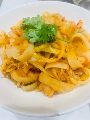组装开吃：凉皮切条，加入面筋、配菜，浇上料汁，拌匀开吃，满满的成就感，比外面买的还香 ！