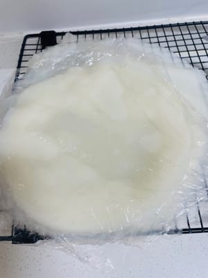 正常操作下，蒸好的凉皮是透明有弹性的，这次我做出了1千克的量，成就感拉满～