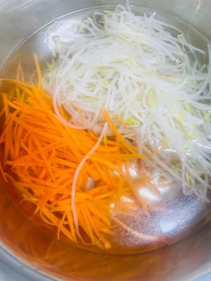 灵魂料汁：碗里加蒜蓉、辣椒油（根据吃辣程度放 ）、3 勺生抽、2 勺陈醋、几滴香油、白糖2克搅拌均匀。
丰富配菜：红萝卜丝、绿豆芽焯水，过冷开水保持脆感。