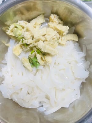 组装开吃：凉皮切条，加入面筋、配菜，浇上料汁，拌匀开吃，满满的成就感，比外面买的还香 ！
