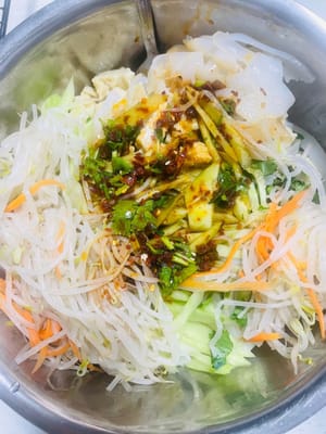 组装开吃：凉皮切条，加入面筋、配菜，浇上料汁，拌匀开吃，满满的成就感，比外面买的还香 ！