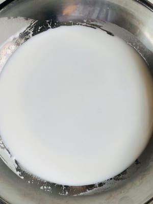 蒸具刷层薄油，搅拌均匀沉淀好的淀粉水，舀一勺倒进去，轻轻摇晃，让淀粉水均匀铺满盆底。
注意：每次蒸都要搅拌均匀淀粉浆水再舀进碟子里蒸 。