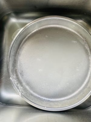 蒸好的蒸具立刻放进冷水盆降温，这样凉皮才能完整揭下来，揭好放晾网，刷层食用油，防止粘连，盖上保鲜膜防干。继续蒸下一张~
蒸多2张就有感觉了😀