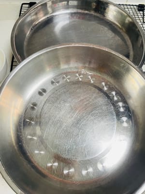 蒸具：选两个大平底盆，没有的话，月饼盒盖子洗净擦干也能用，用来蒸凉皮。