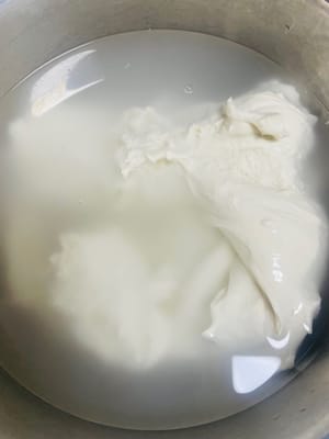 洗面：醒好的面团，加没过面团的清水，浸泡 10 分钟。