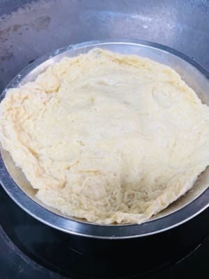 制作面筋：面筋里加 2 克酵母，揉匀后放 30 度左右环境发酵 20 分钟。发酵好，放蒸锅蒸 15 分钟，香喷喷的面筋就成啦，凉拌、焖肉都好吃~