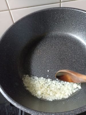 Masukan potongan bawang putih