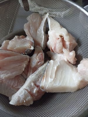 Cuci ikan kemudian tiriskan