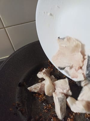 Tambahkan ikan