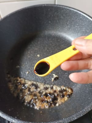 Tambahkan 1/4tsp kecap pekat