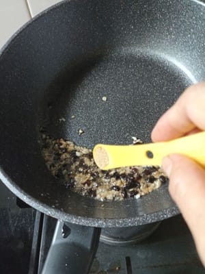 Sambil di tumis Dan tambahkan 1/4tsp gula