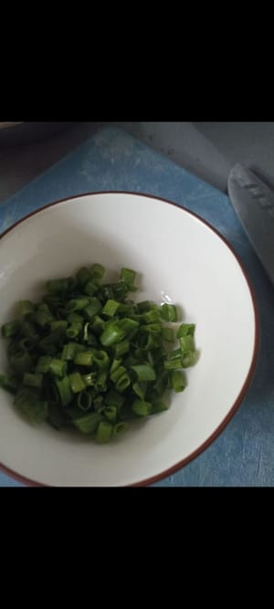 Cuci dan potong daun bawang