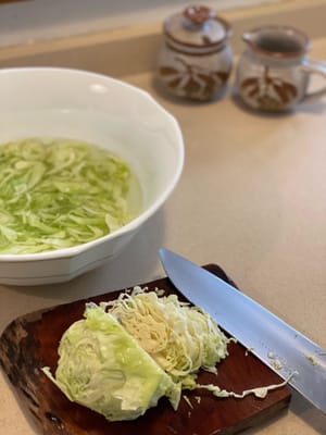 將四分之一高麗菜切成薄片