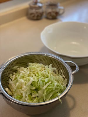 瀝乾高麗菜，放在一邊