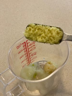 Mezcle 1 cucharada de jengibre rallado, 3 cucharadas de salsa de soja, 3 cucharadas de mirin, 3 cucharadas de sake, 2 cucharaditas de azúcar y 1 cucharada de agua, revuelva y reserve.