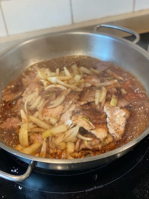 Revuelve la salsa y viértela en la sartén. Deja que burbujee y cocine a fuego lento de 2 a 3 minutos. Dale la vuelta a las rodajas para que absorban la salsa. Cuando la salsa espese, el cerdo al jengibre estará listo.