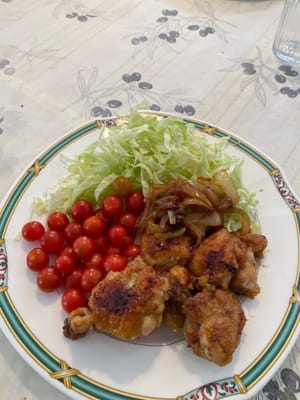 Para servir, coloque en un plato el repollo, las rodajas de cerdo y los tomates cherry y rocíe la salsa sobre las rodajas de cerdo.