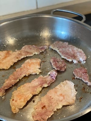Voltee y cocine el otro lado hasta que esté ligeramente dorado. Hágalo en dos tandas para evitar que se amontone, ya que podría terminar cocinando al vapor el cerdo en lugar de sellarlo bien.