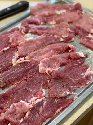 Sazonar con pimienta y ligeramente con sal si las rodajas de cerdo son más gruesas.