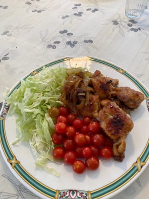 Y servir los trozos de pollo con repollo y tomates cherry.