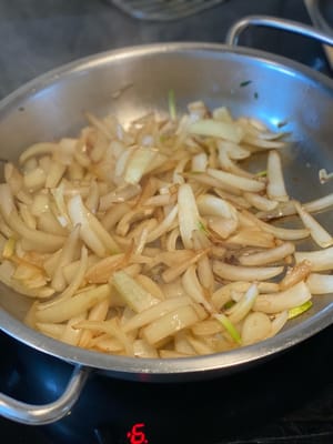 Saltee la cebolla con una pizca de sal hasta que esté tierna y dorada. Retire y reserve.