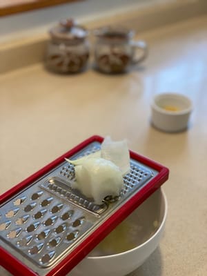 1大匙磨碎的洋蔥，用於醬汁