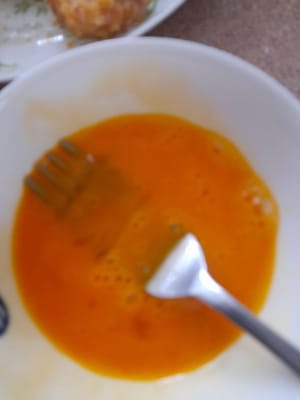 然後混合（瓊脂營養凝膠、椰奶、紅糖水、砂糖、鹽和香草葉）。 1 顆雞蛋，輕輕打散。