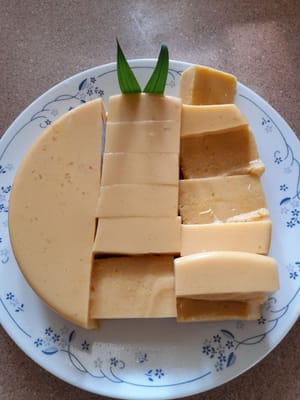 Le pudding à la noix de coco et au sucre roux est prêt à être servi