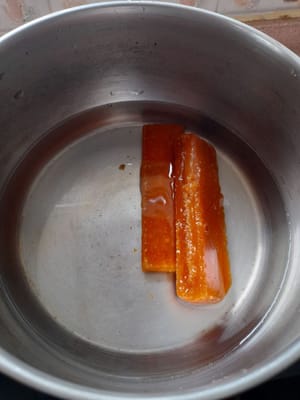 準備一個鍋，將紅糖與600毫升水一起煮至溶解，溶解後關火。