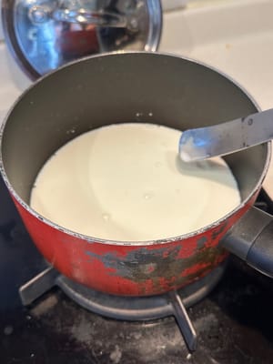 Bei schwacher Hitze auf dem Herd erhitzen, bis sich der Zucker aufgelöst hat.