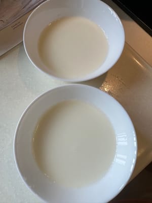 Anschließend mit einem kleineren Löffel kleinere Bläschen entfernen, sodass die Oberfläche glatt ist.