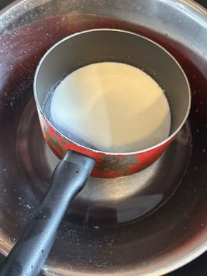 Anschließend die Milch abkühlen lassen, indem der Topf in kaltes Wasser gestellt wird.