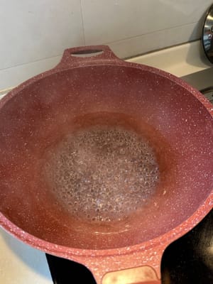 Einen großen Topf mit Wasser zum Kochen bringen und die Hitze zum Dämpfen auf mittlere bis niedrige Stufe reduzieren.