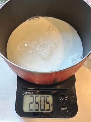 Zuerst Milch und Zucker in einen Topf geben.