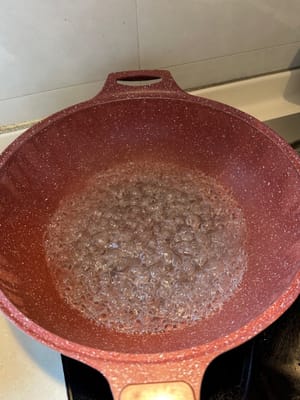 Einen großen Topf mit Wasser zum Kochen bringen und die Hitze zum Dämpfen auf mittlere bis niedrige Stufe reduzieren.