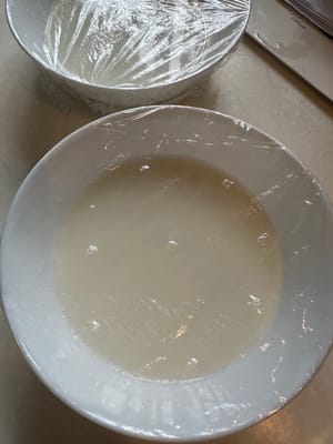 Die Schüsseln mit Frischhaltefolie umwickeln und einige Löcher zum Dämpfen hineinstechen.