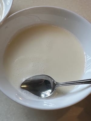 Anschließend mit einem kleineren Löffel kleinere Bläschen entfernen, sodass die Oberfläche glatt ist.