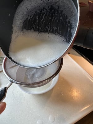 Anschließend die Mischung durch ein Sieb gießen, um große Luftblasen zu entfernen.