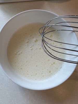 In der Zwischenzeit das Eiweiß schaumig schlagen.