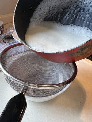 Anschließend die Mischung durch ein Sieb gießen, um große Luftblasen zu entfernen.