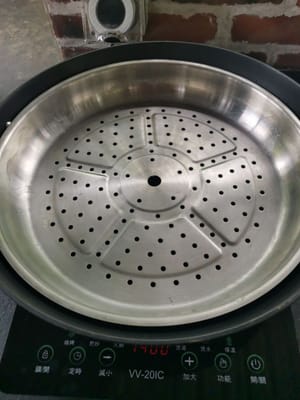 찜용 프라이팬을 준비하고 물이 끓을 때까지 기다리세요.