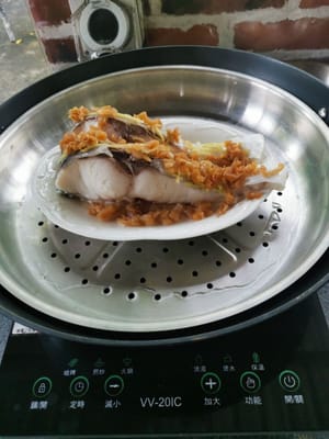 요리가 익으면 썰어 놓은 파를 넣고 뜨거운 기름과 간장을 붓습니다.