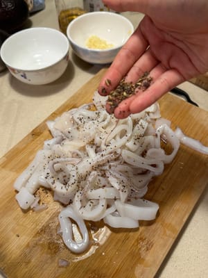 Sazona los calamares y asegúrate de que estén bien cubiertos con los condimentos.