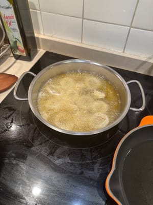Incorporar los calamares rebozados, lenta y suavemente, para freírlos. (P.D.: No freír toda la porción de una sola vez, sino en varias tandas).