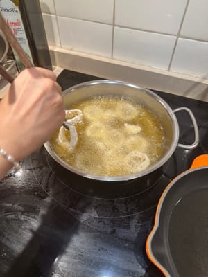 Ajoutez lentement et délicatement les calamars panés pour les faire frire. (P.S. Ne faites pas frire toute la portion en une seule fois, faites-le en plusieurs fois)
